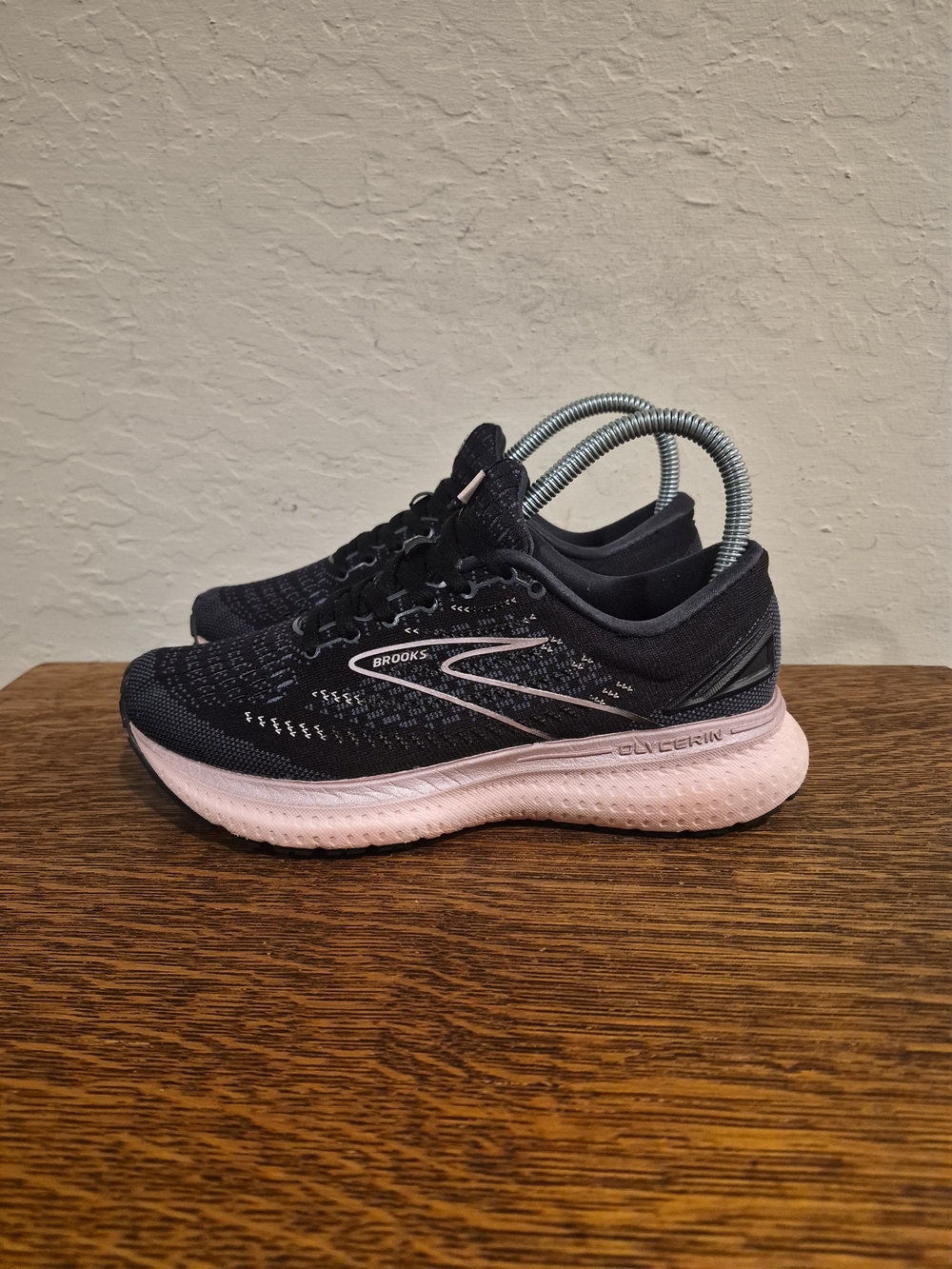 Brooks Glycerin 19 Athletic Running Shoes
Women's Size 6 Medium B